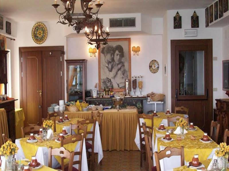 Hotel La Riva 3*